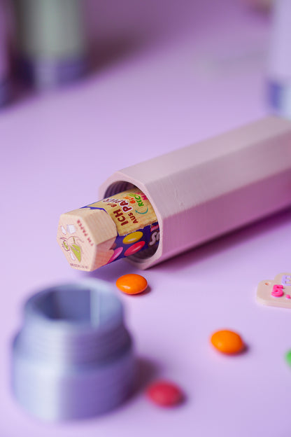 Stift TOVI Geschenk Einschulung für Smarties & Geldgeschenke | STL & 3MF Datei | Wiederverwendbares Geheimversteck