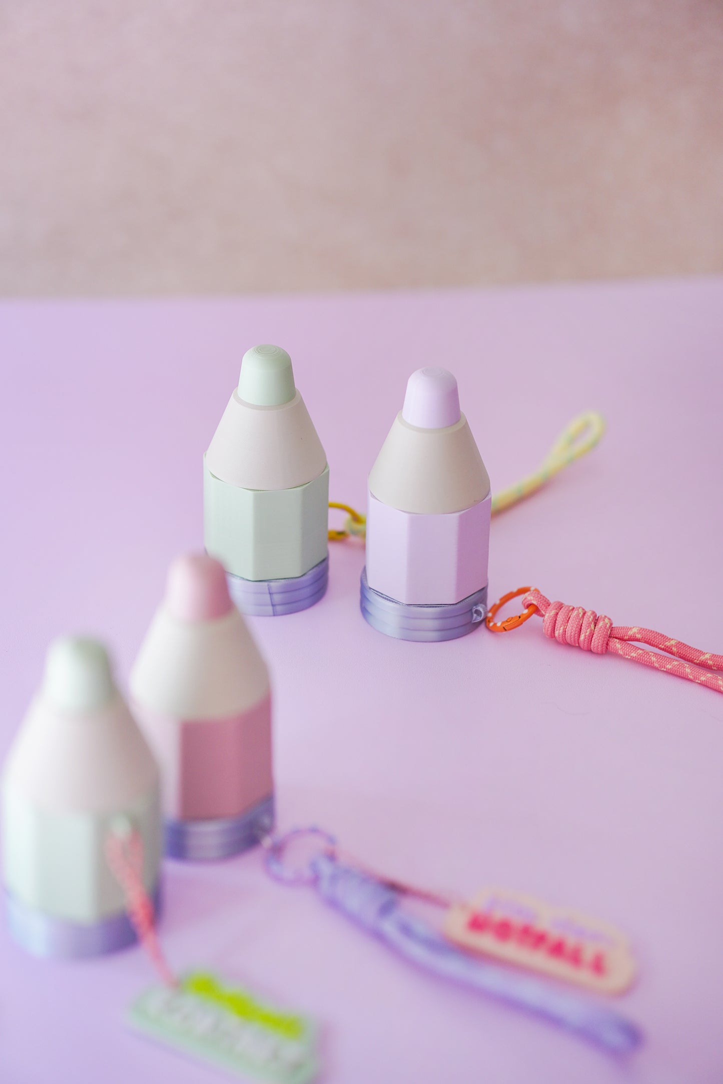 AirTag Halterung für Kinder Stift TOVI | 3D Druck Datei mit Geheimfach für Notfallkontakt | STL & 3MF für Schulranzen und Kindergarten