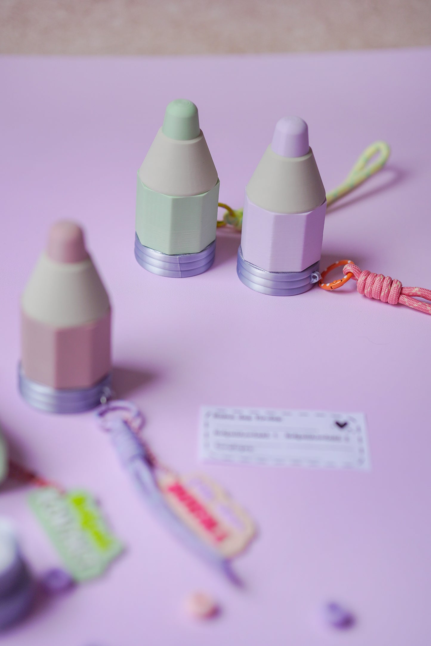 AirTag Halterung für Kinder Stift TOVI | 3D Druck Datei mit Geheimfach für Notfallkontakt | STL & 3MF für Schulranzen und Kindergarten