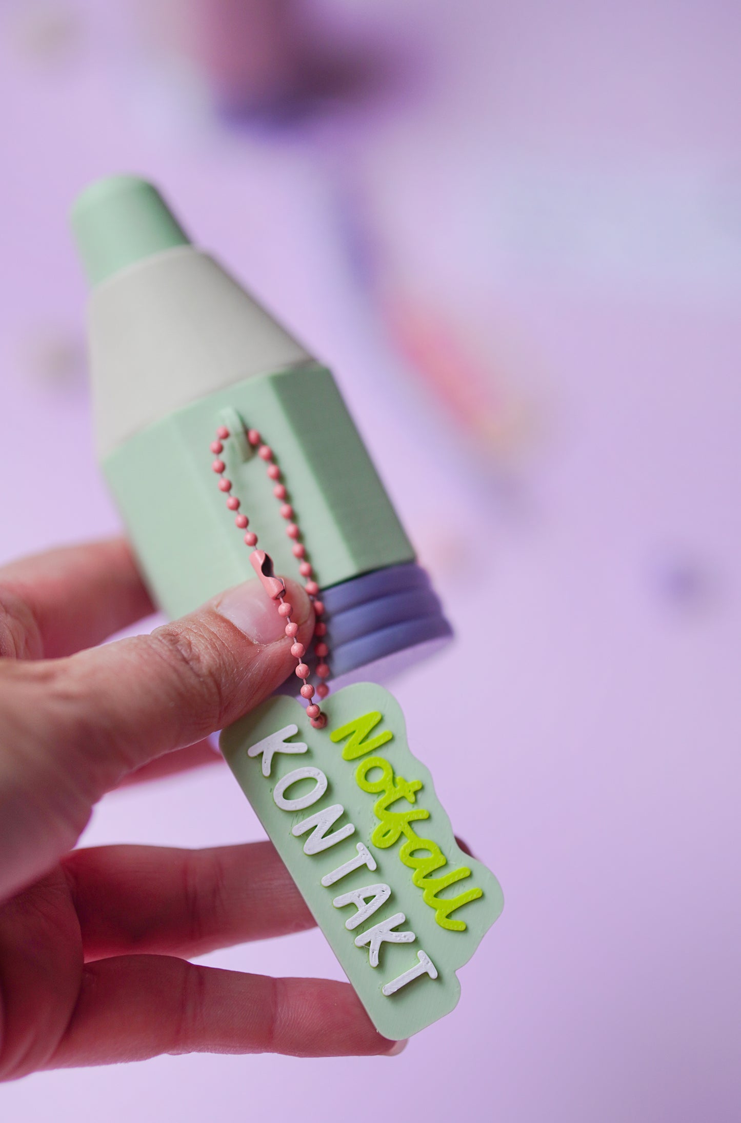 AirTag Halterung für Kinder Stift TOVI | 3D Druck Datei mit Geheimfach für Notfallkontakt | STL & 3MF für Schulranzen und Kindergarten