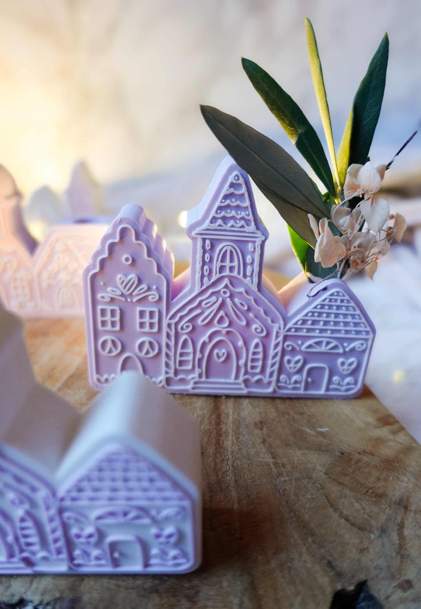 Glowvillage – Winterdorf 3D-Druckdatei | Dekoelement mit Aussparung für Trockenblumen (STL & 3MF)