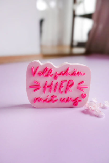 3D Druck Datei „Voll schön hier mit uns“ – modernes Dekoschild im minimalistischen Stil - 3MF & STL