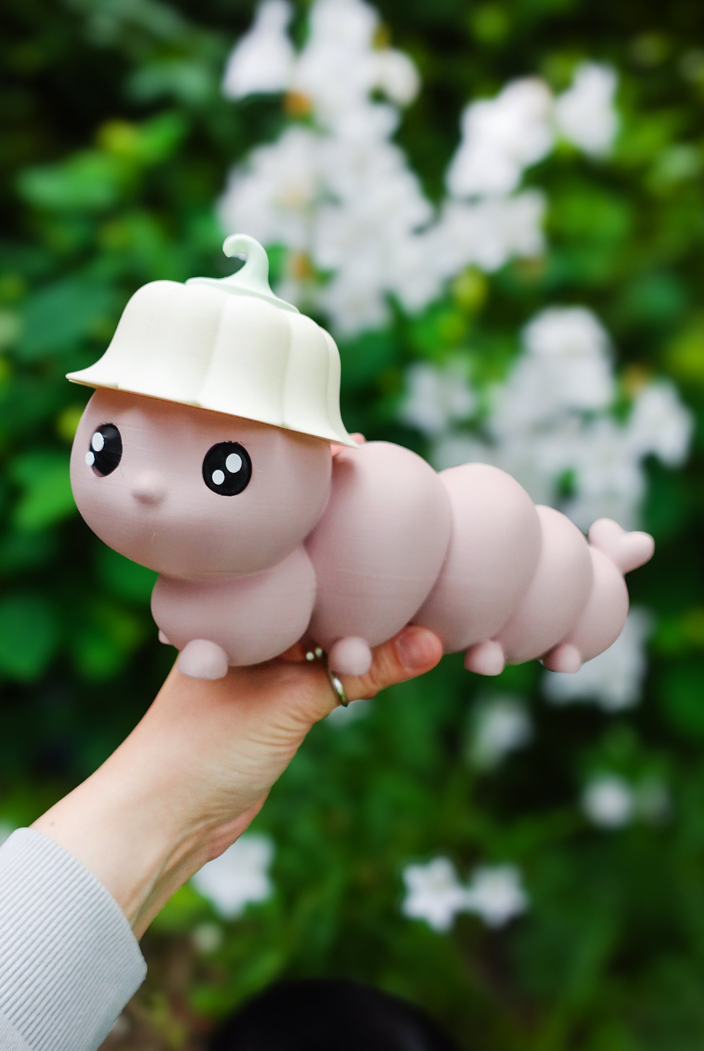 Lotti Raupe mit Blütenhut – STL & 3MF Datei | Süße Gartenfigur für den 3D Druck