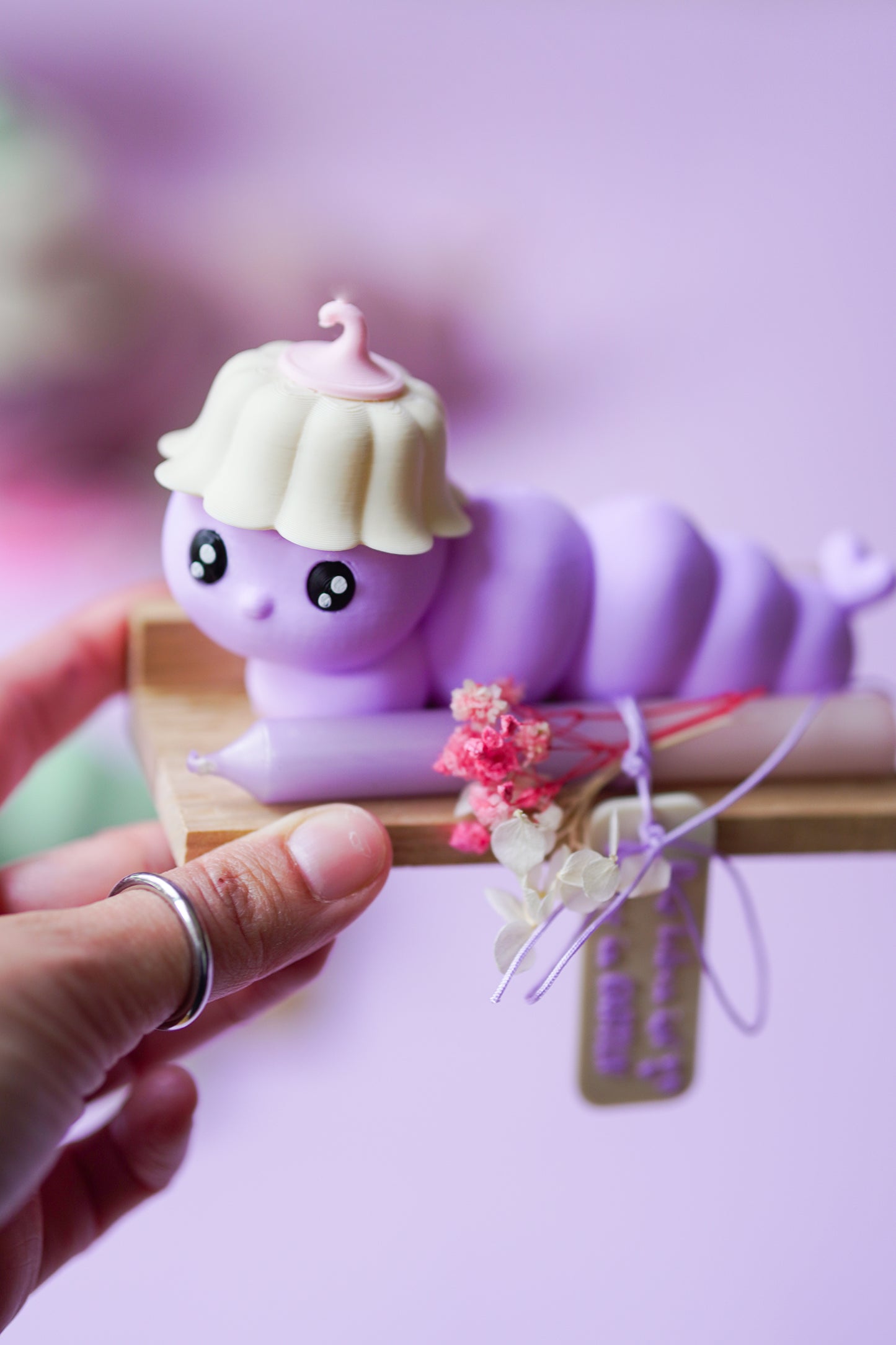 Lotti Raupe mit Blütenhut – STL & 3MF Datei | Süße Gartenfigur für den 3D Druck