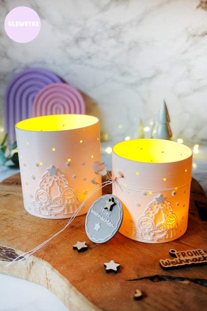 Windlicht „Kleine Stille“ | 3D Druck Datei Weihnachten | STL + 3MF Krippenmotiv mit Frohe Weihnachten Anhänger