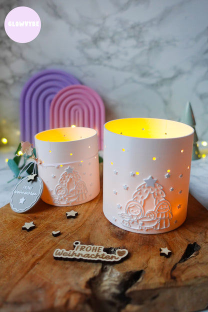 Windlicht „Kleine Stille“ | 3D Druck Datei Weihnachten | STL + 3MF Krippenmotiv mit Frohe Weihnachten Anhänger