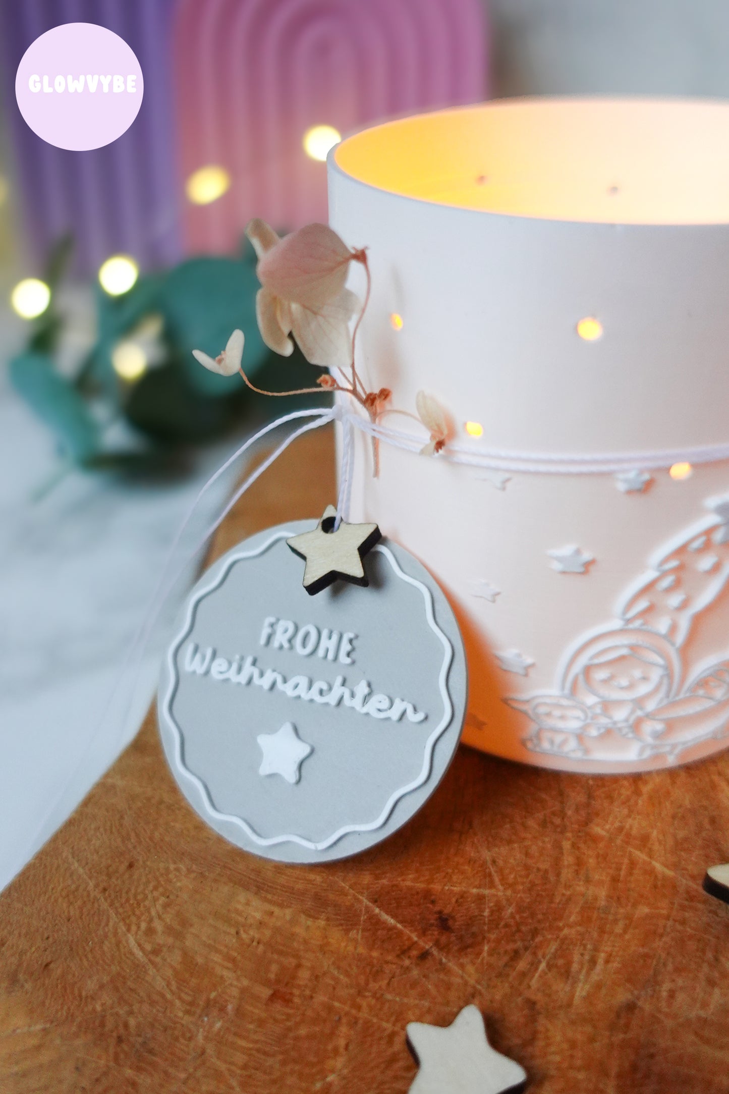 Windlicht „Kleine Stille“ | 3D Druck Datei Weihnachten | STL + 3MF Krippenmotiv mit Frohe Weihnachten Anhänger